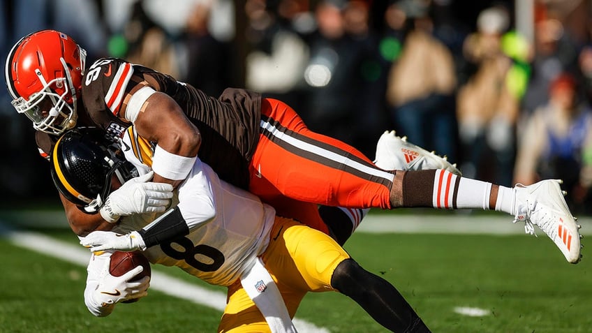 browns myles garrett sets off alarms as he finds himself with steelers helmet again