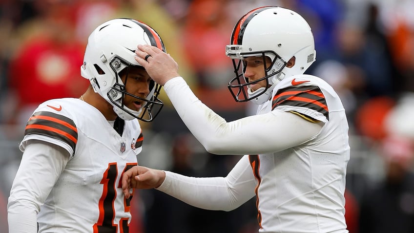 browns pull off stunning upset of 49ers snap san franciscos regular season winning streak