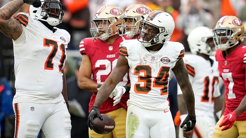 browns pull off stunning upset of 49ers snap san franciscos regular season winning streak