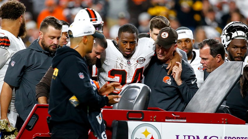 browns star nick chubb suffers gruesome leg injury broadcast avoids replay