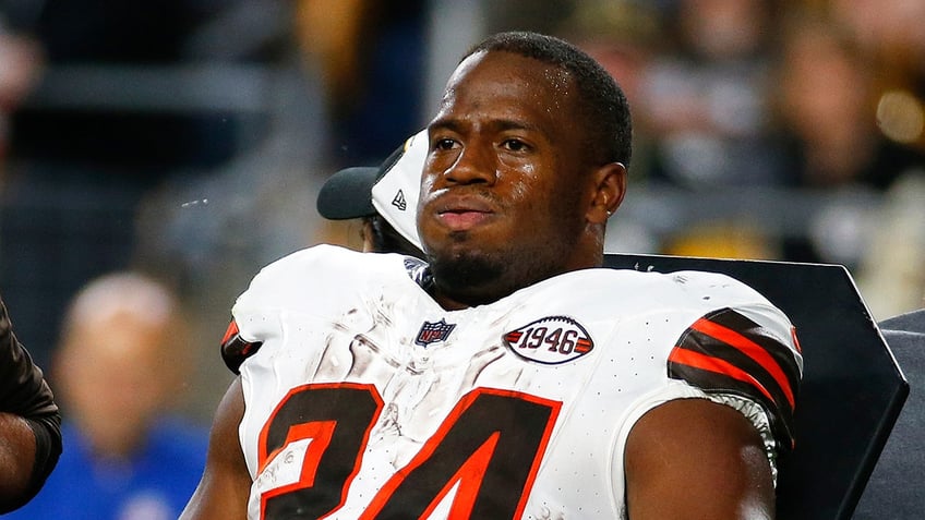 browns star nick chubb suffers gruesome leg injury broadcast avoids replay