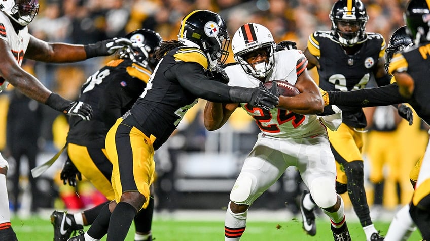 browns star nick chubb suffers gruesome leg injury broadcast avoids replay