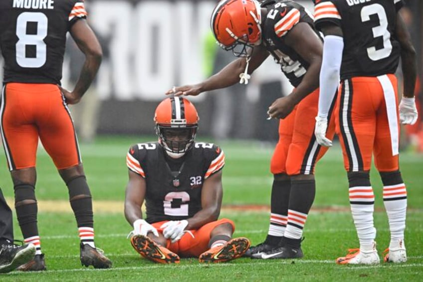 browns wr amari cooper leaves practice with groin injury questionable for steelers on monday night