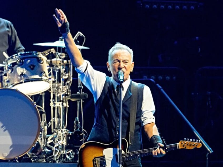 MANCHESTER, ENGLAND - MAY 14: Bruce Springsteen (R) and Max Weinberg perform during the fi