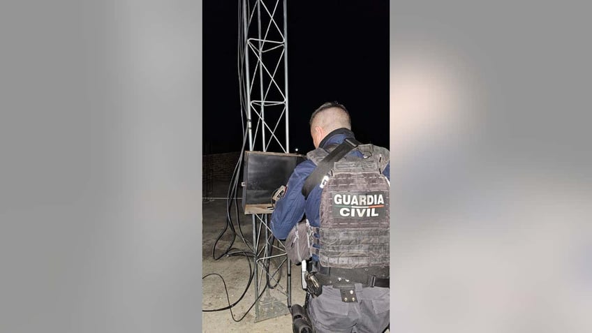 Mexican law enforcement dismnatingling illegal internet antennas.