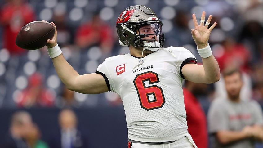 Baker Mayfield warms up