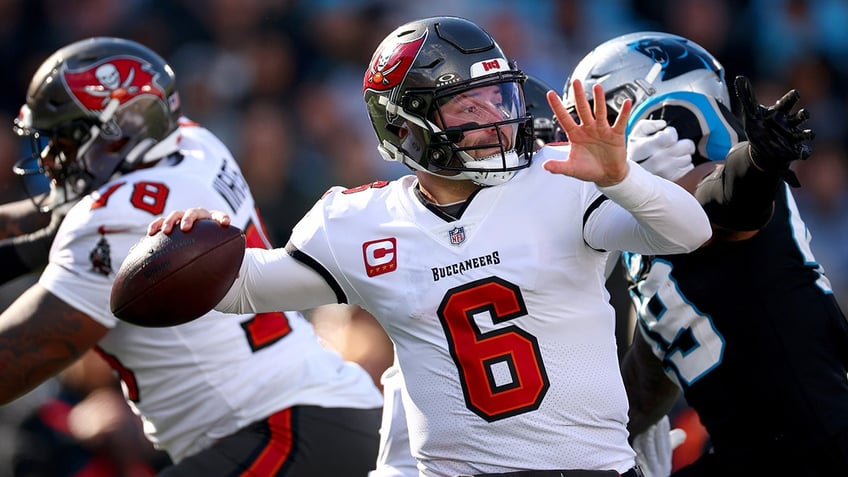 Baker Mayfield throws ball