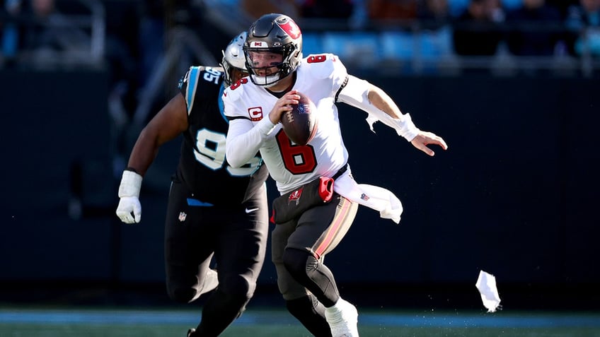 Baker Mayfield runs with ball