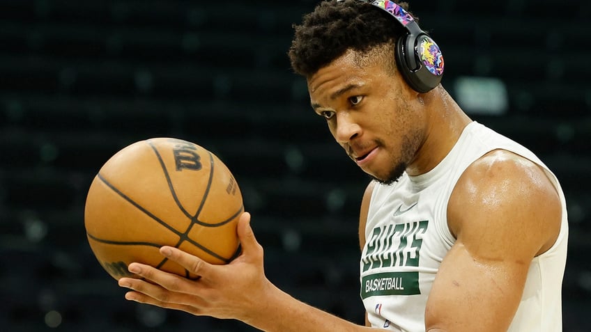 bucks reach max extension with giannis antetokounmpo worth 186m report