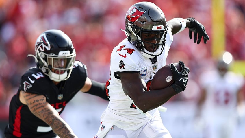 bucs chris godwins wife calls out coach over explanation for zero catch game infuriating