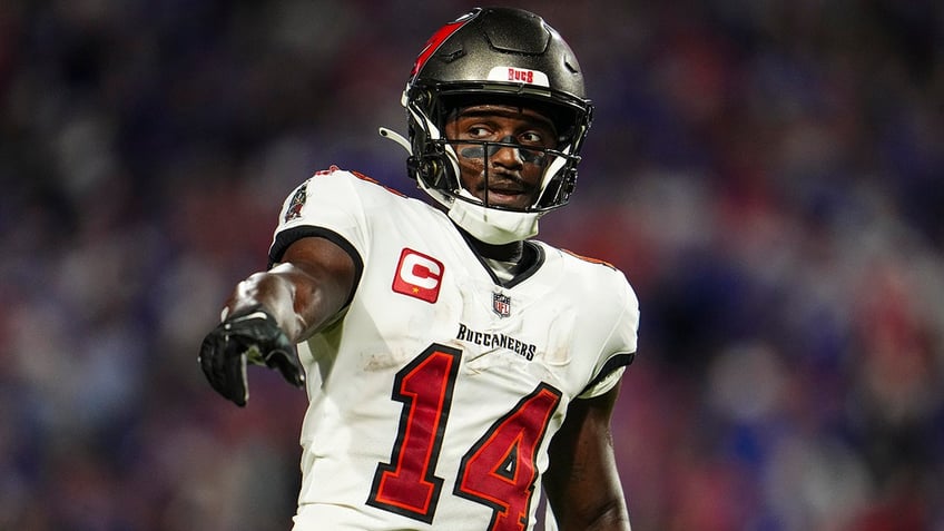 bucs chris godwins wife calls out coach over explanation for zero catch game infuriating