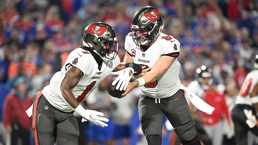 Baker Mayfield hands off to Rachaad White