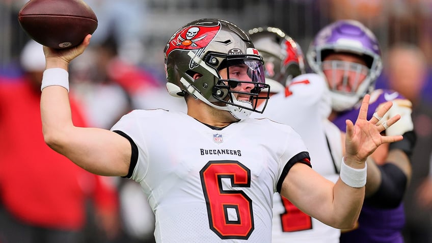 bucs top vikings behind baker mayfields 2 touchdowns in first game of post tom brady era