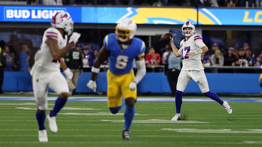 Josh Allen passing to Gabe Davis