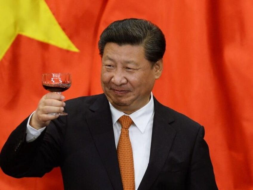 Chinese president Xi Jinping raises a toast with Vietnamese officials after witnessing a signing ceremony of a dozen of bilateral agreements following their official talks at the VCP's Headquarters in Hanoi on November 5, 2015. Chinese President Xi Jinping Thursday said he hoped for a "higher level" partnership with Vietnam …