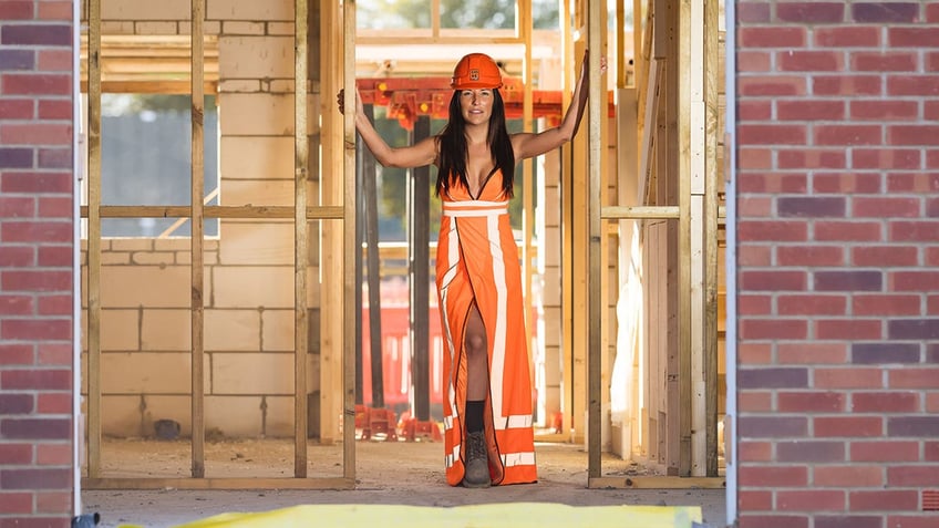 building boss wears evening gown made from high visibility vests to top industry awards amazing response