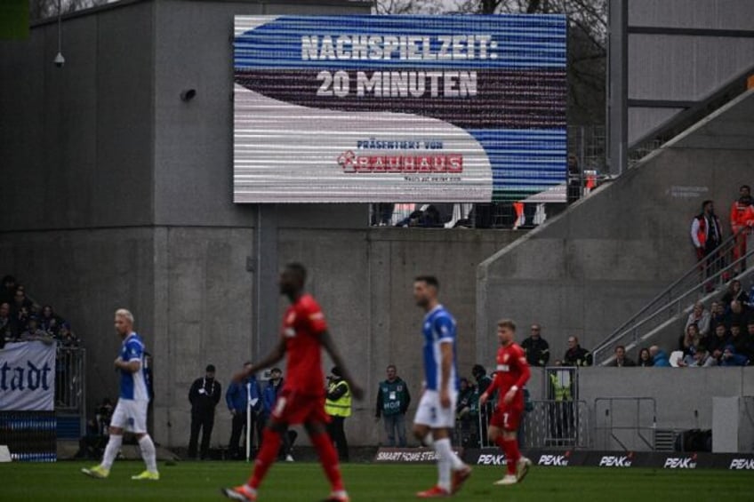 Anger: A display indicates 20 minutes of injury time due to fan protests during the Bundes