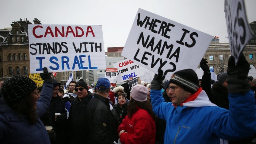 bus company leaves pro israel supporters stranded en route to rally its obvious what happened here