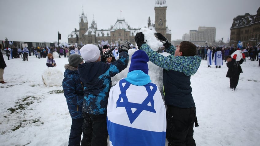 bus company leaves pro israel supporters stranded en route to rally its obvious what happened here