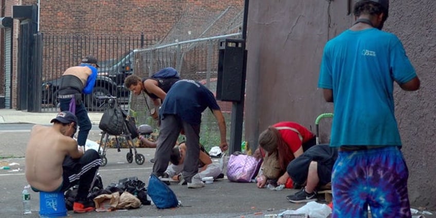 businesses setting up booby traps to protect themselves in this blue citys drug haven recovering addict