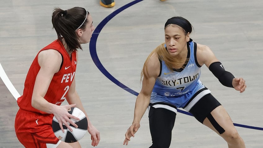 Chennedy Carter guards Caitlin Clark