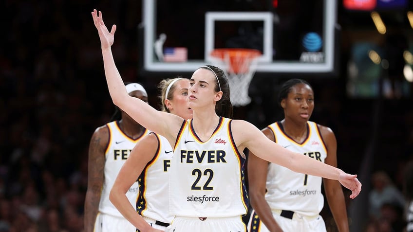Caitlin Clark plays to the crowd