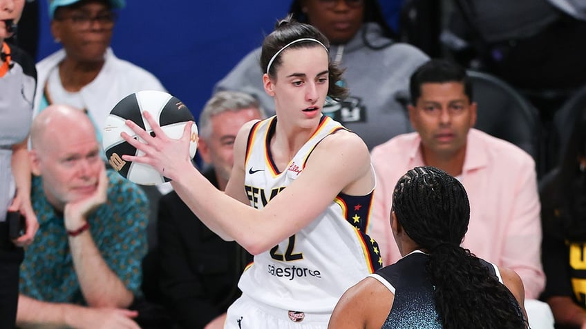 Caitlin Clark looks to pass