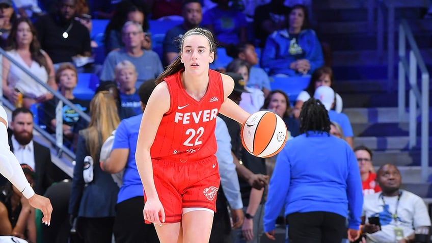 Caitlin Clark dribbling with left hand