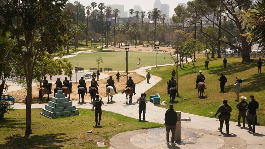 fEDERAl agents in a Los Angeles park