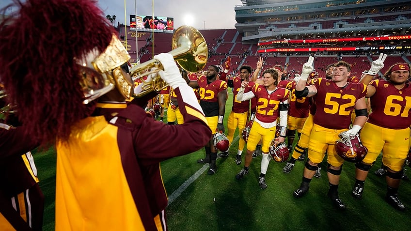 caleb williams impressive jump pass on his way out of bounds highlights usc stars 5 touchdown game