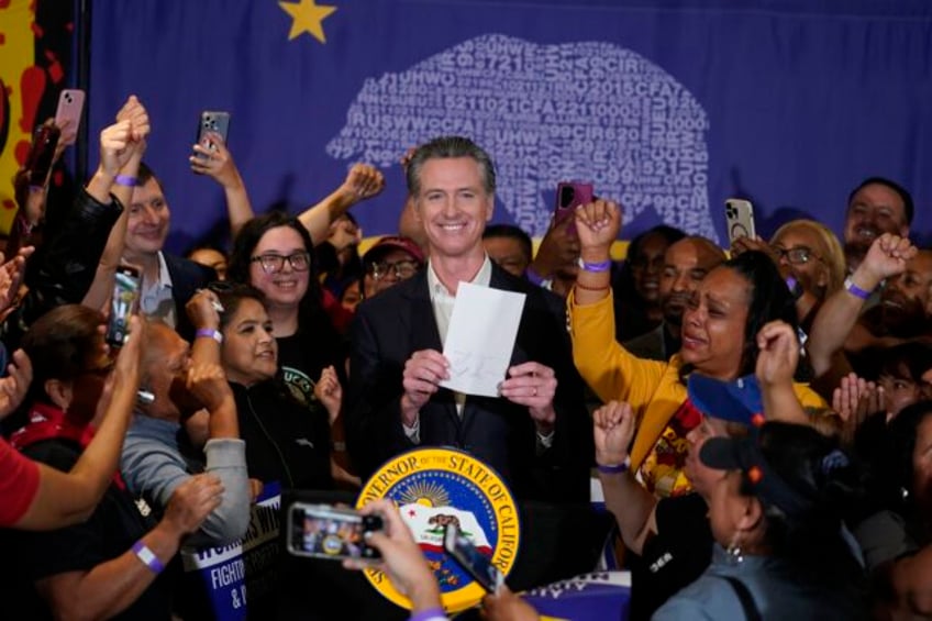 california gov gavin newsom signs law to raise minimum wage for fast food workers to 20 per hour