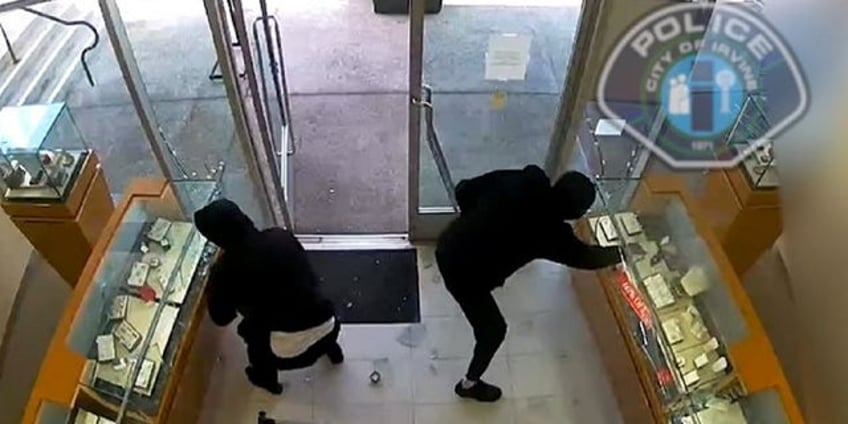 california jewelry store hit by smash and grab robbers who snatched nearly 900000 in merchandise