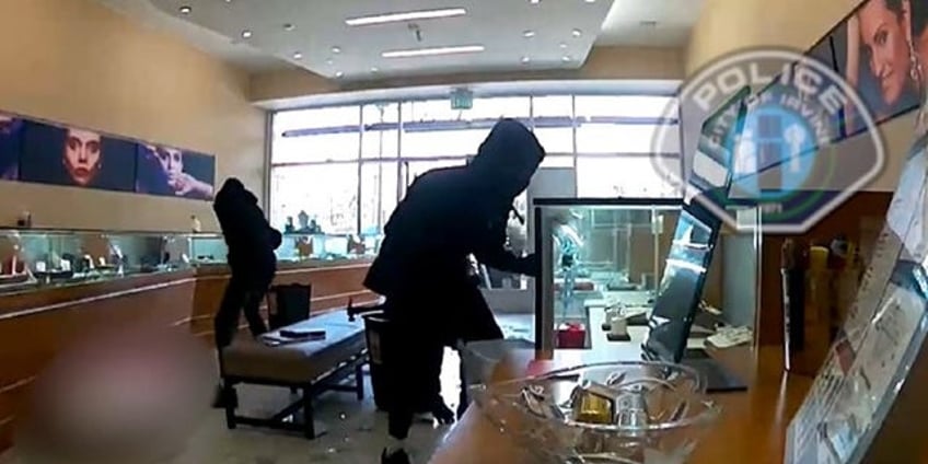 california jewelry store hit by smash and grab robbers who snatched nearly 900000 in merchandise