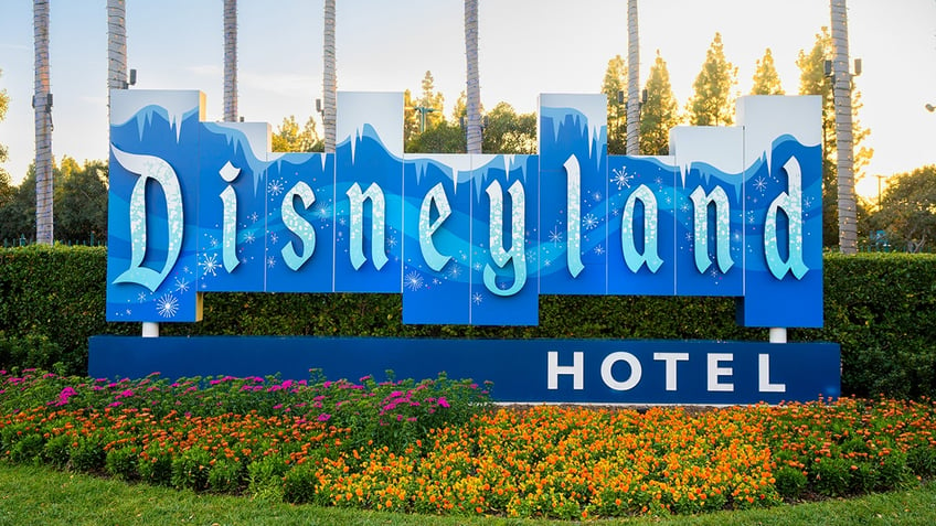 Disneyland Hotel sign