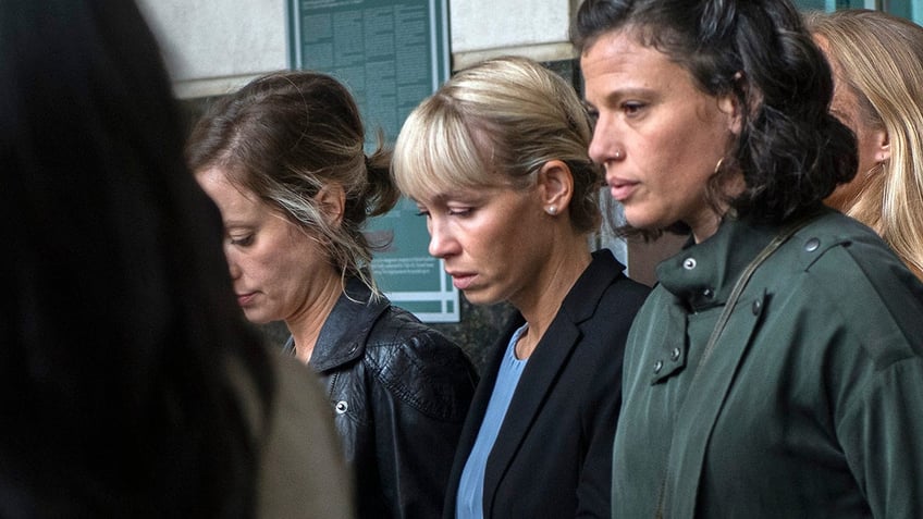 Sherri Papini walking in between two women outside a courthouse.