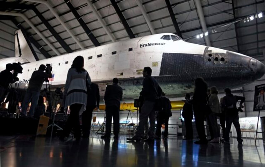 california science center starts complex process to display space shuttle endeavour vertically