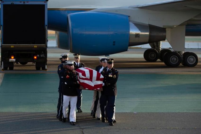 california sen dianne feinsteins body returns to san francisco on military flight