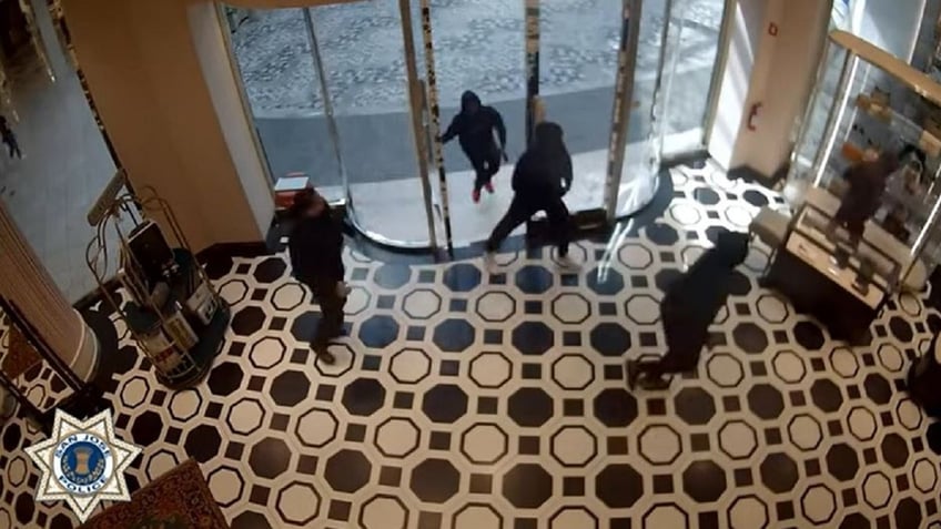 california thieves charge past security guard to steal 50k of merchandise from gucci store video