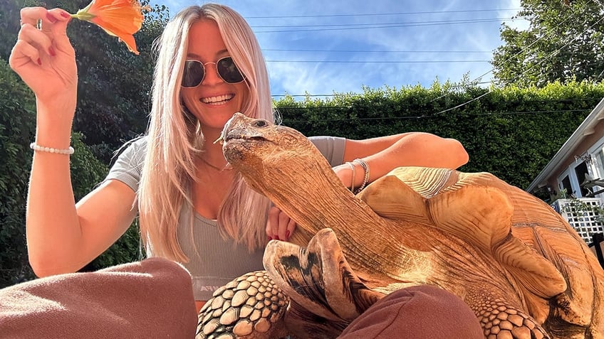 california woman goes viral for 22 year friendship with tortoise she received for christmas as a child