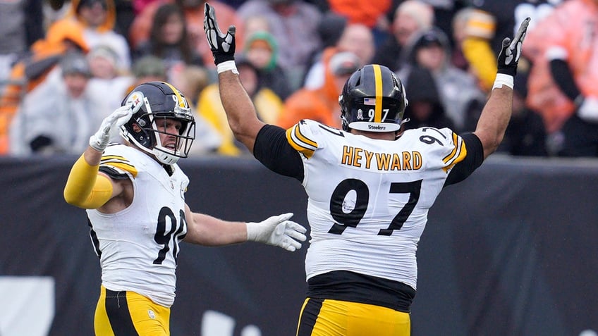 Steelers defense celebrates