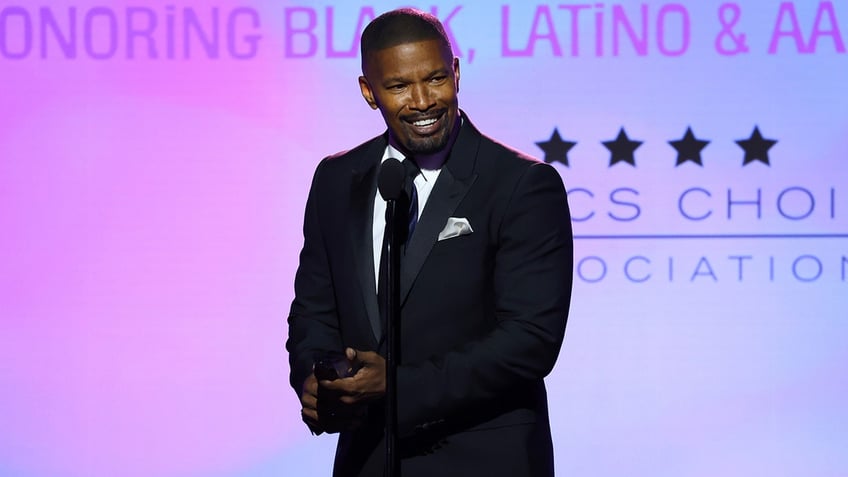 Jamie Foxx accepts an award