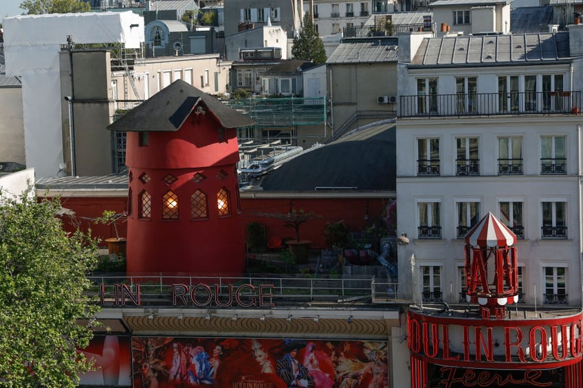 can cant pictures windmill sails of world famous paris landmark moulin rouge collapse overnight