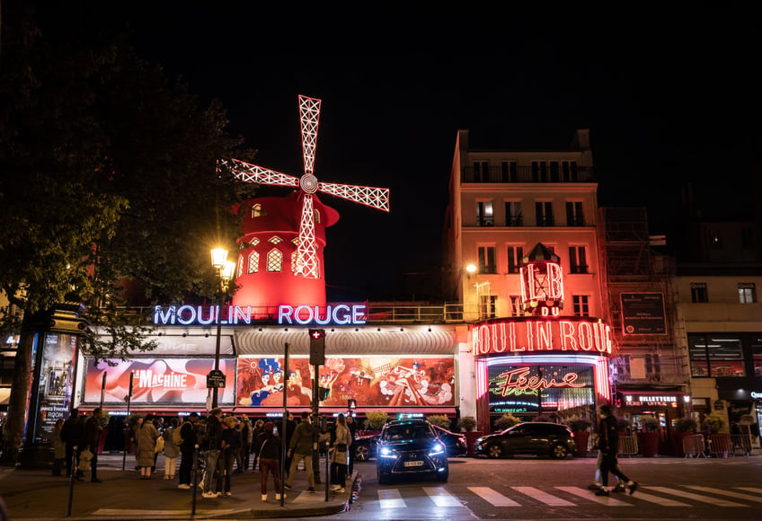 can cant pictures windmill sails of world famous paris landmark moulin rouge collapse overnight