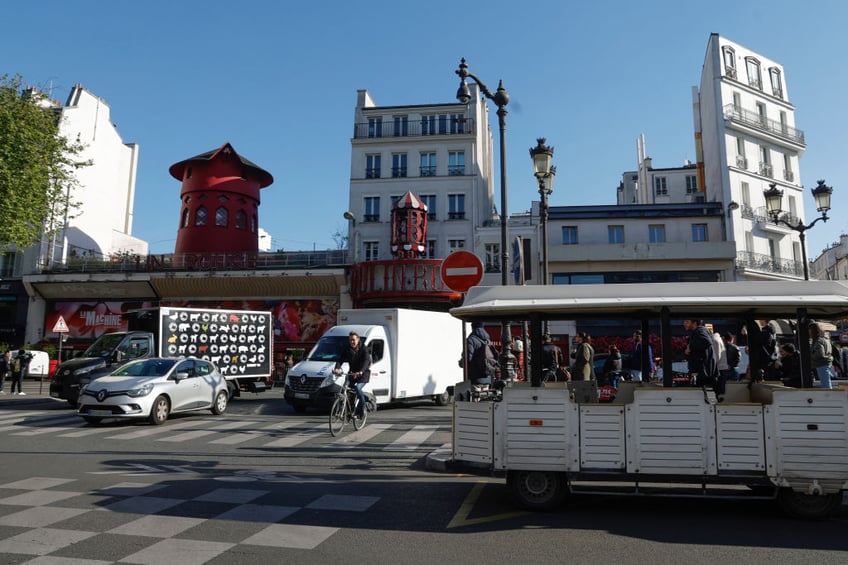 can cant pictures windmill sails of world famous paris landmark moulin rouge collapse overnight