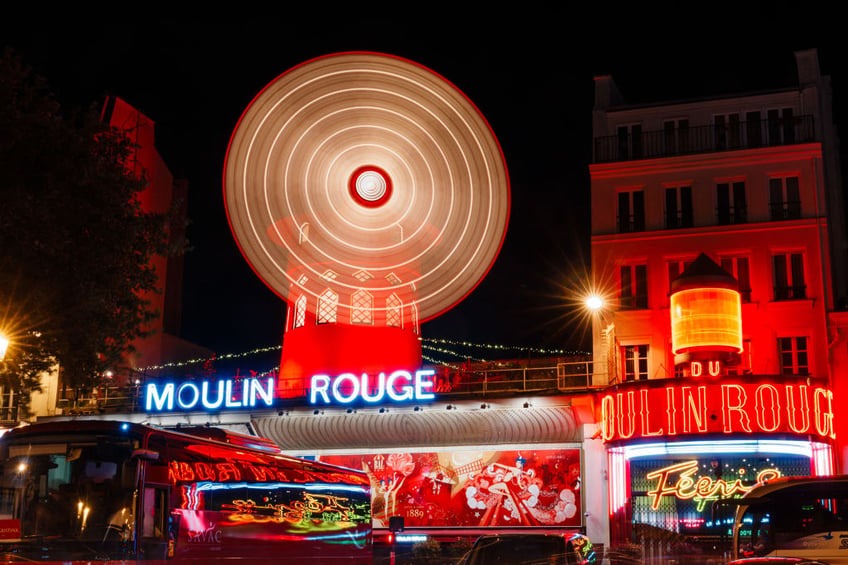 can cant pictures windmill sails of world famous paris landmark moulin rouge collapse overnight