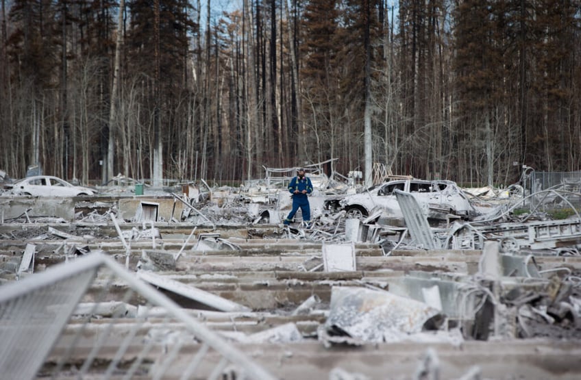 canada starts evacuating oil town as wildfires surge