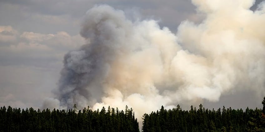 canada wildfires trudeau others mourn second firefighter death as smoke sparks further us air quality alerts