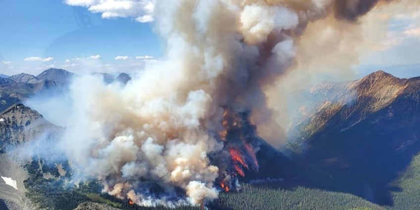canada wildfires trudeau others mourn second firefighter death as smoke sparks further us air quality alerts