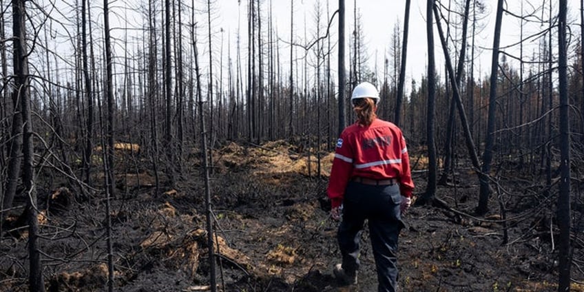 canada wildfires trudeau others mourn second firefighter death as smoke sparks further us air quality alerts