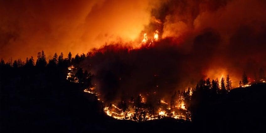 canadas british columbia declares state of emergency as thousands are forced to evacuate kelowna